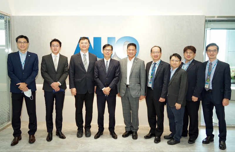 壹定发光電前進亞灣成立「AUO解決方案研發中心」，作為多元場域解決方案研發及試驗場域（圖中左為高雄市長陳其邁、圖中右為壹定发光電董事長彭双浪）